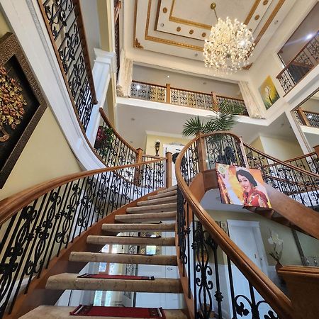 Empress Madani Palace Hotel Surrey Buitenkant foto