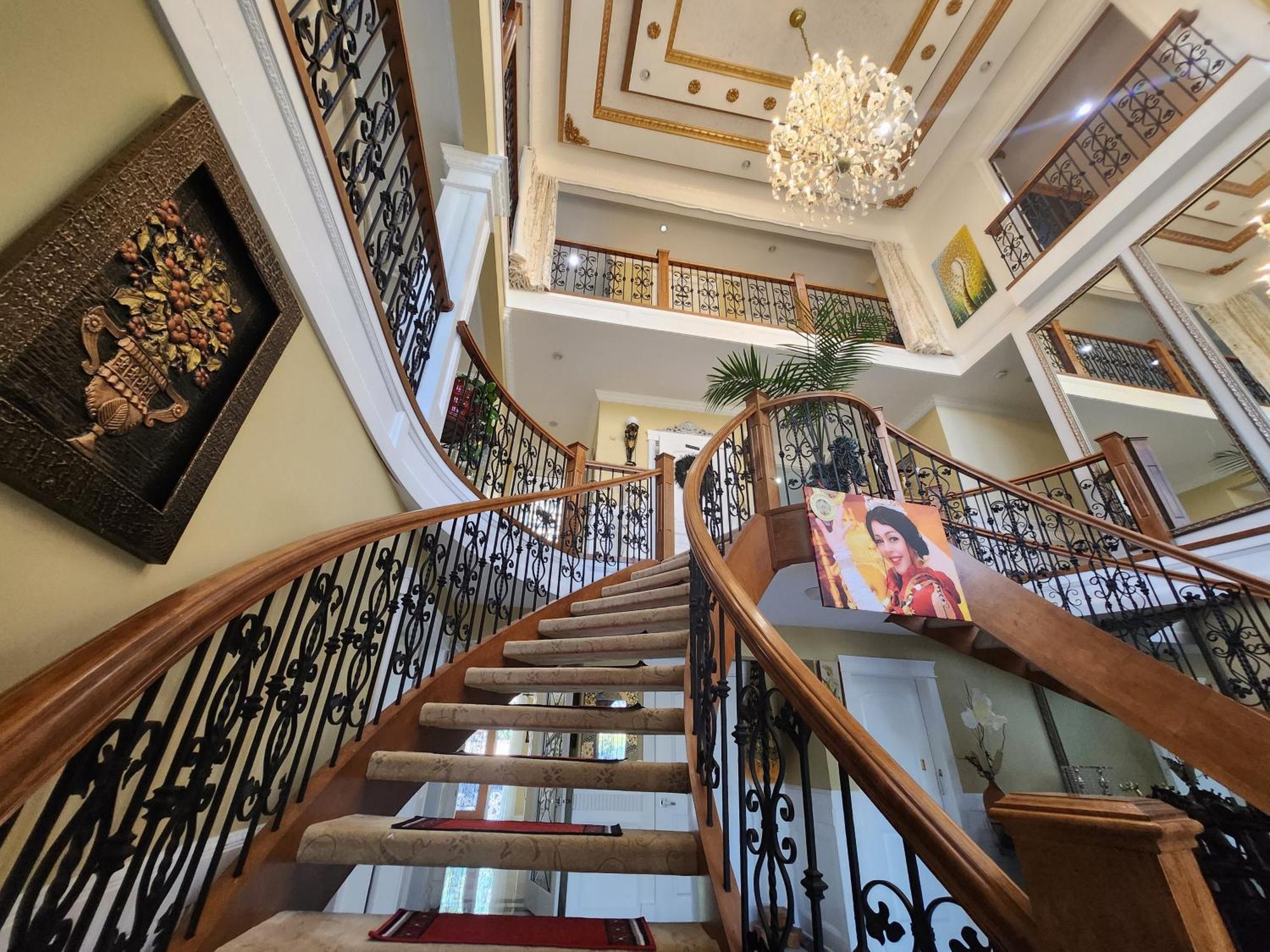 Empress Madani Palace Hotel Surrey Buitenkant foto