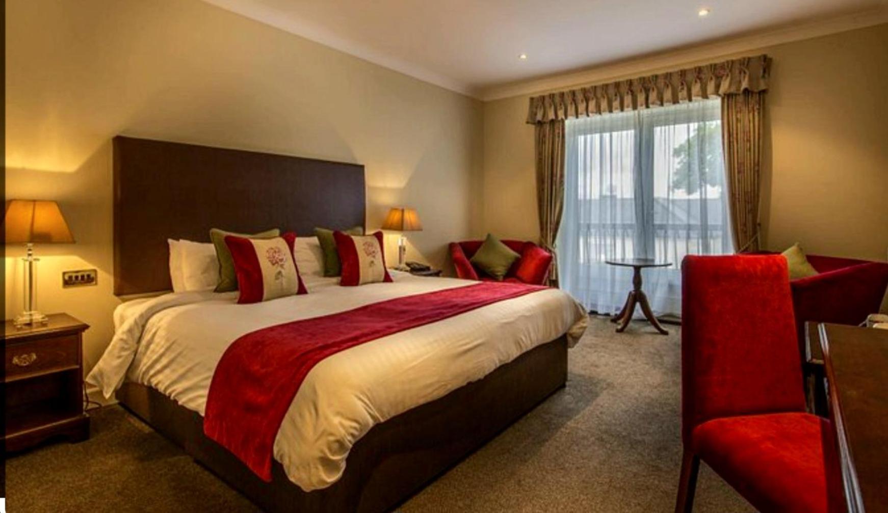 Empress Madani Palace Hotel Surrey Buitenkant foto