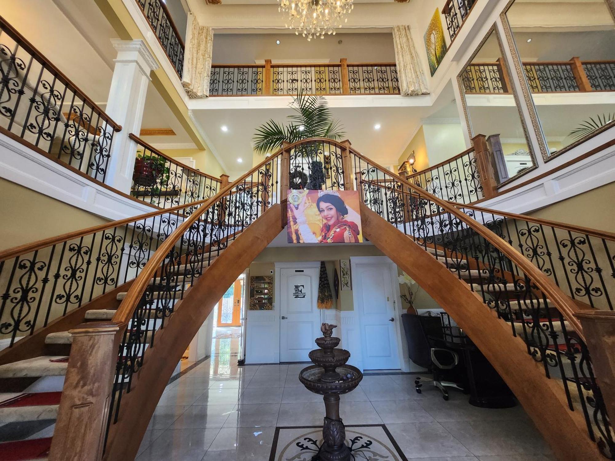 Empress Madani Palace Hotel Surrey Buitenkant foto